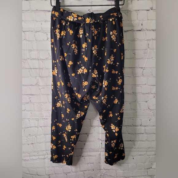 Torrid Black Floral Challis Tie Front Tapered Pant Size 1x - Picture 5 of 5